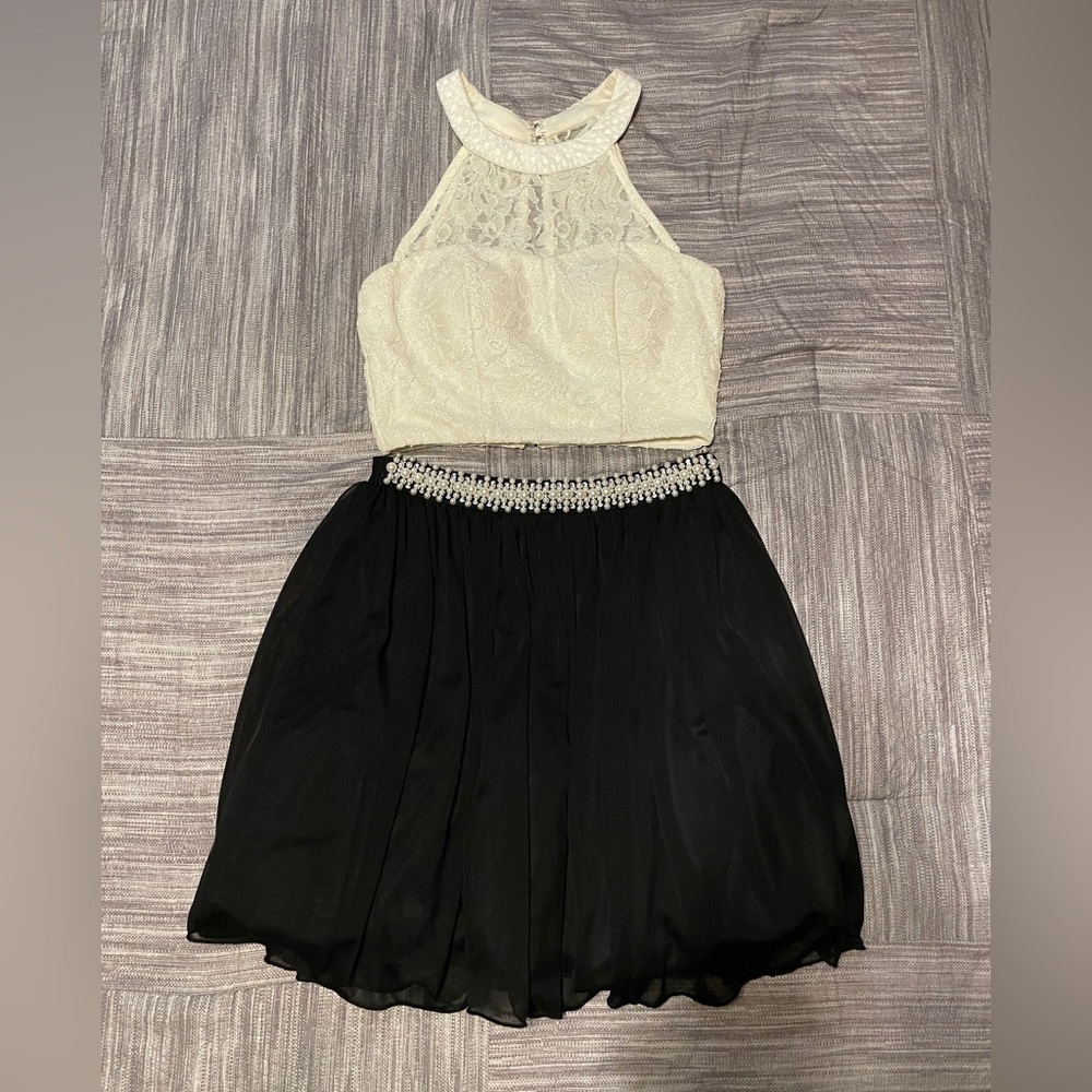 Great homecoming or social dress! Size 5, 2 piece, halter&skirt from Speeckless